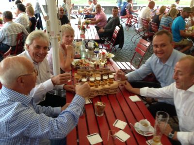 Oberbürgermeister Jürgen Roters auf der Terrasse im Haxenhaus