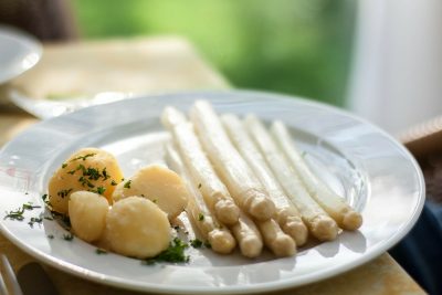 Spargel asparagus frisch auf den Teller