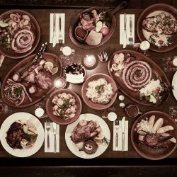 gedeckte Tafel mit Haxen